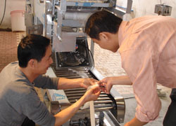 客戶觀看河粉的彈性.jpg 客戶觀看河粉的彈性.jpg